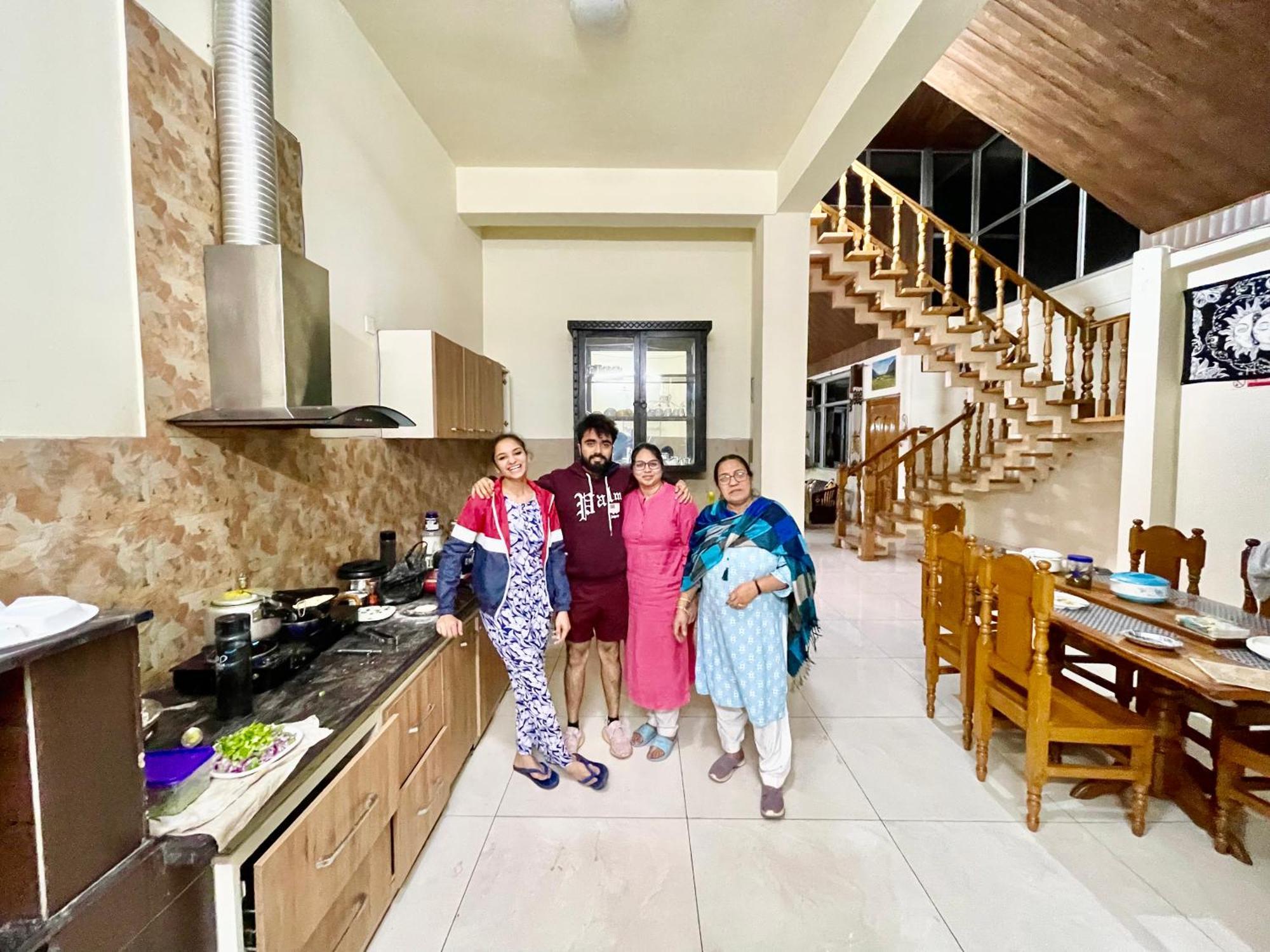 The Auriga 3Bhk Fully Entair Villa With Bonfire In Kasauli I Pvt Stay I Open Air Terrace I Kitchen Livingroom I Lawn Bonfire I Gaming Zone Exterior foto
